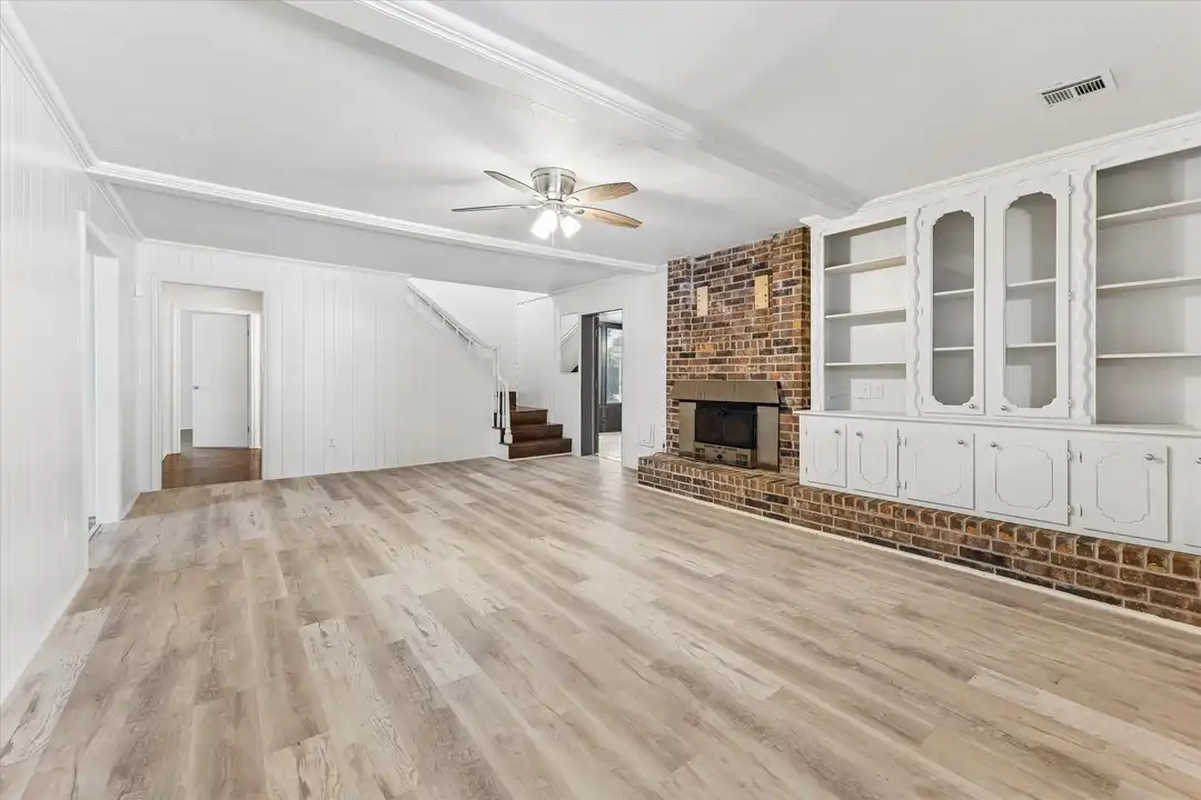 3232 Parkwood Dr - More