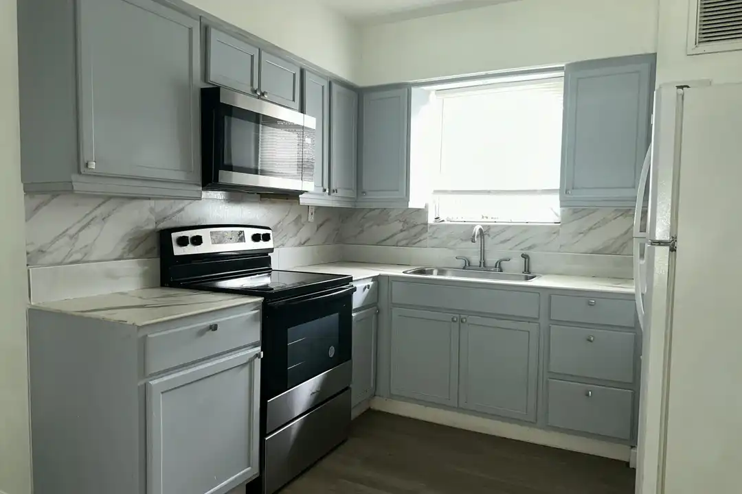425 SW 18th Ave – photo 1