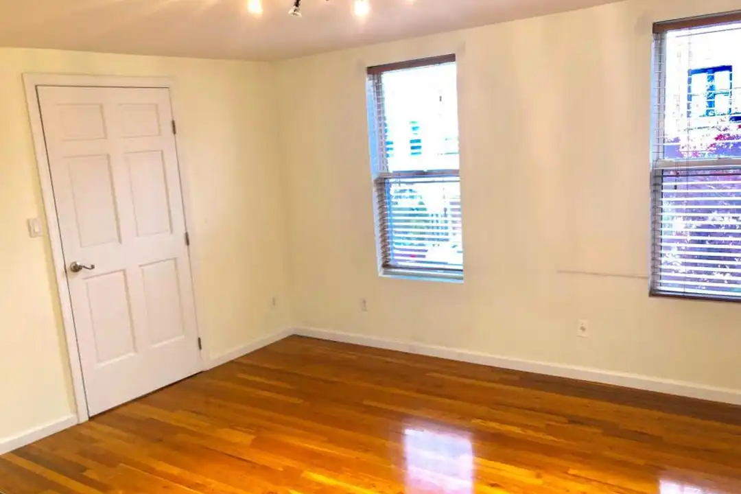 Apartment in New York, Ridgewood, Queens - View 4