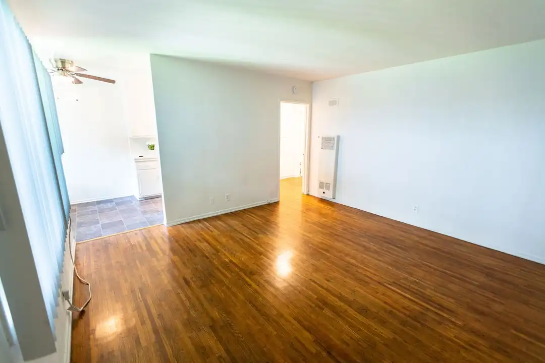 Apartment in Los Angeles, Westwood - View 5